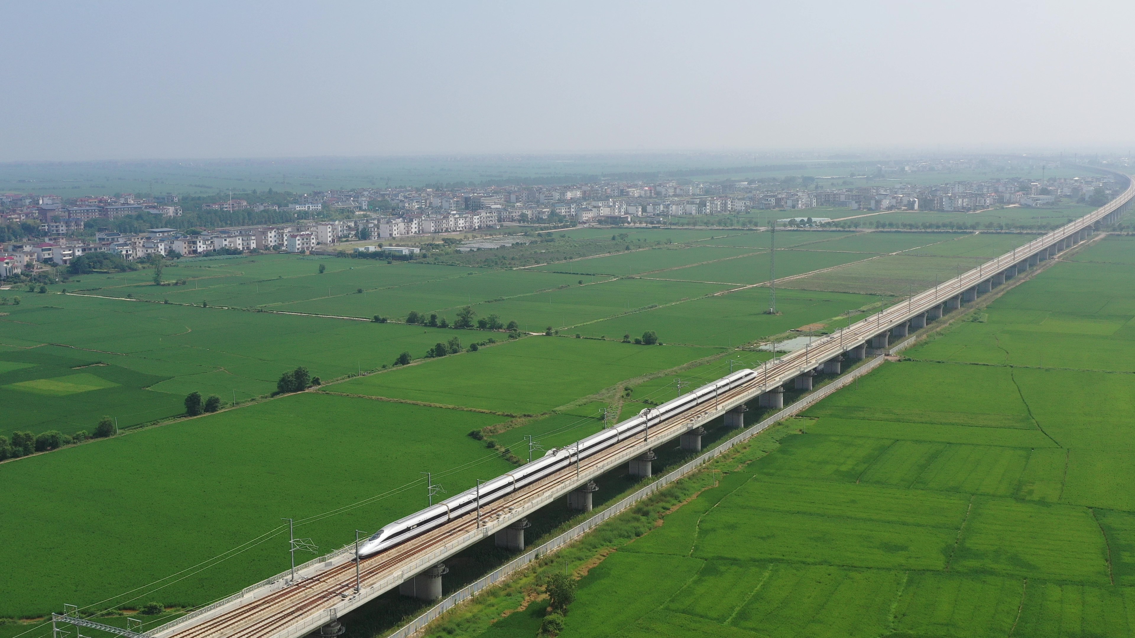 列車飛馳在杭昌高鐵的線路上。余清清 攝.jpg