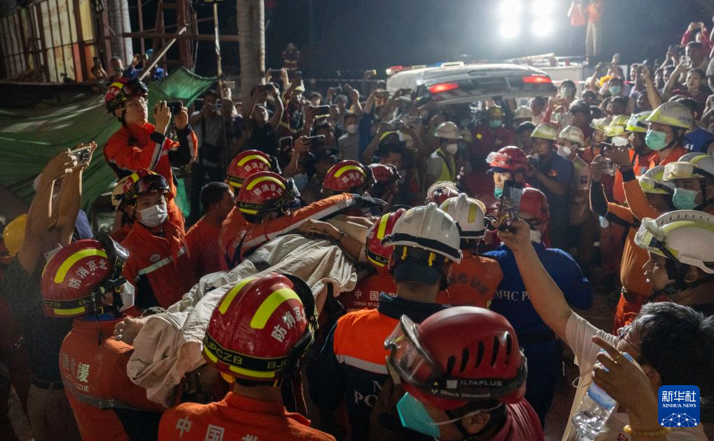 中國(guó)救援隊(duì)在緬甸曼德勒成功救出一名女性幸存者