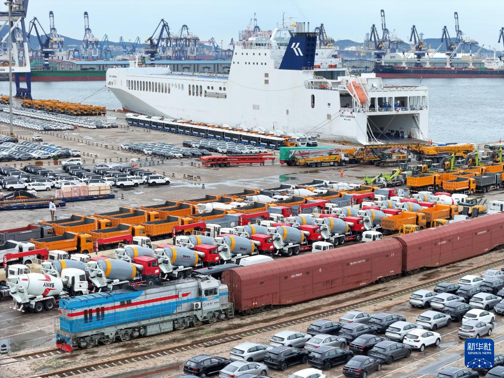 山東煙臺(tái)：出口汽車(chē)裝運(yùn)忙