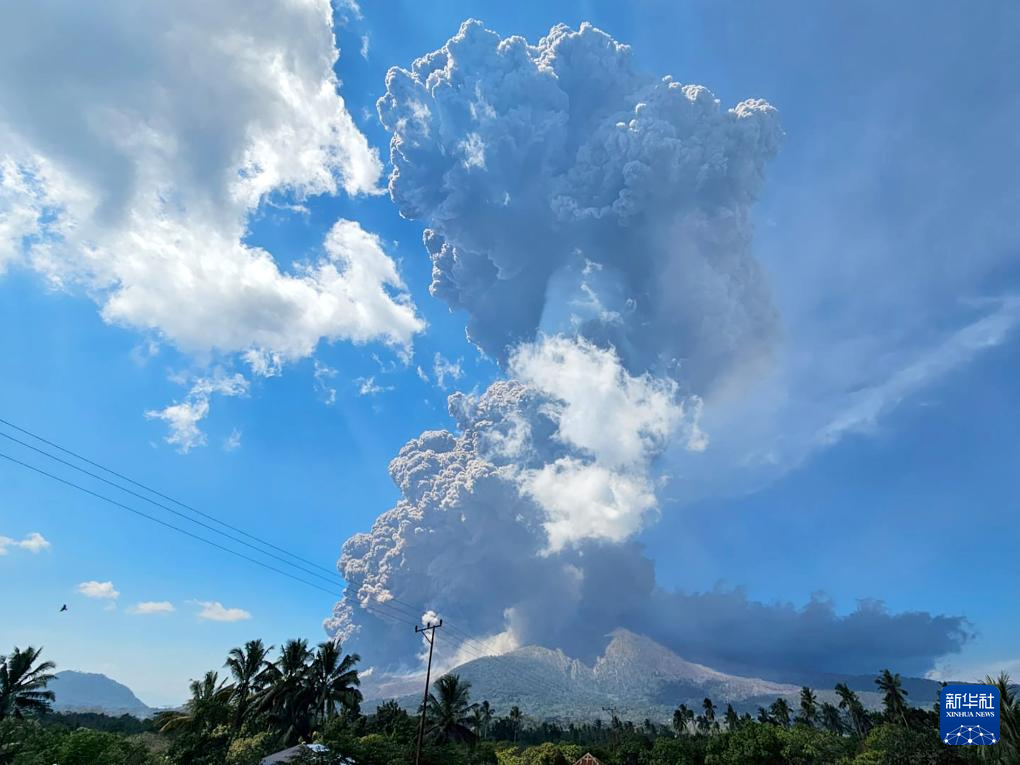 印度尼西亞一火山噴發(fā) 火山灰柱高約18公里