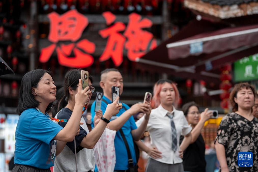 湖北恩施：暑期旅游持續(xù)升溫