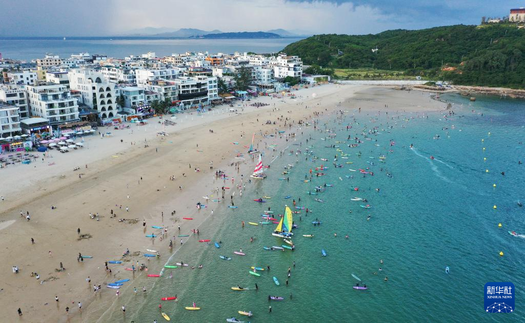 海南三亞：踏浪嬉水