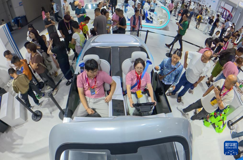 智能網(wǎng)聯(lián)新能源汽車閃耀智博會