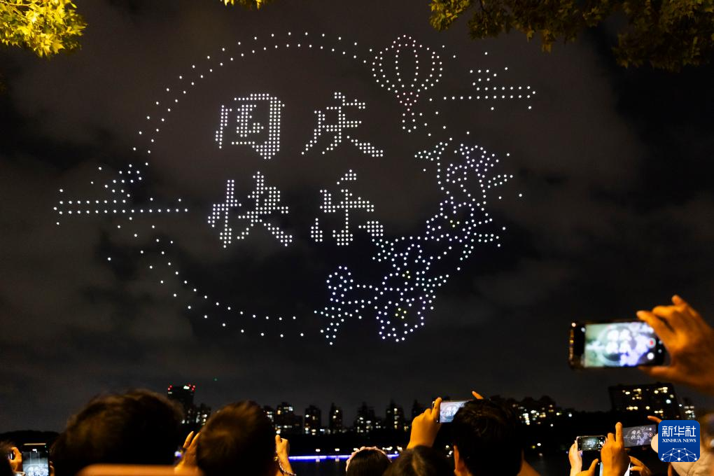 上海：無人機(jī)燈光秀迎國慶
