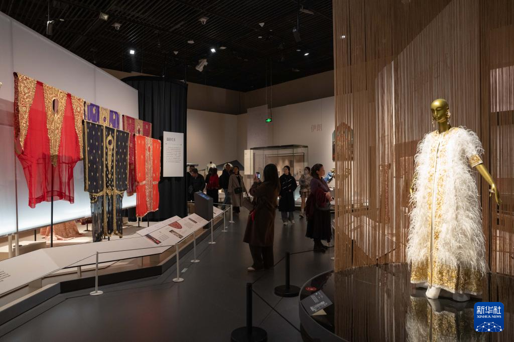 成博特展：看絲綢之路華服流光