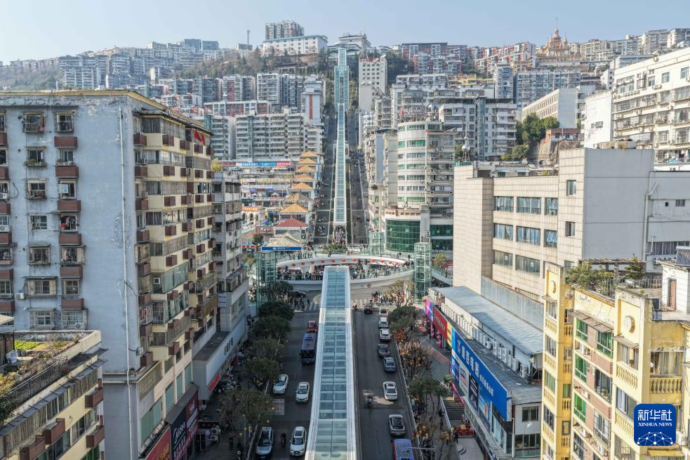 重慶巫山“神女大扶梯”開啟測試運行