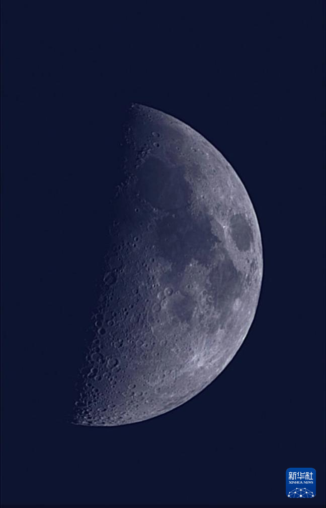 星空相冊丨年度最大上弦月現身天宇