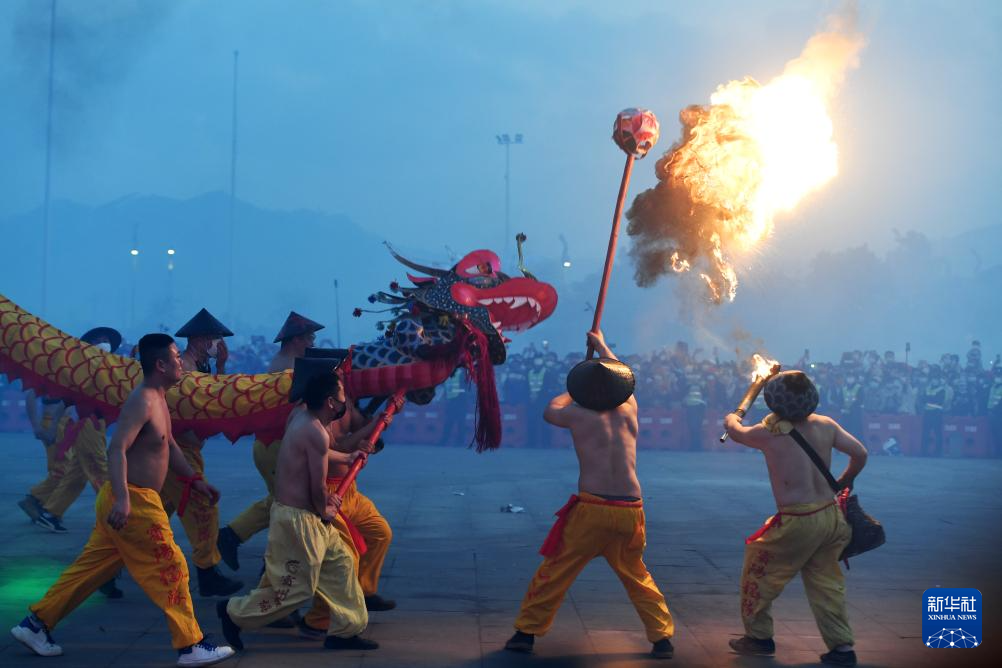 廣西賓陽：舞炮龍 慶新春
