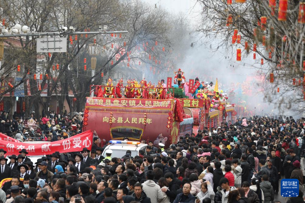 甘肅莊浪：高抬社火巡街過大年